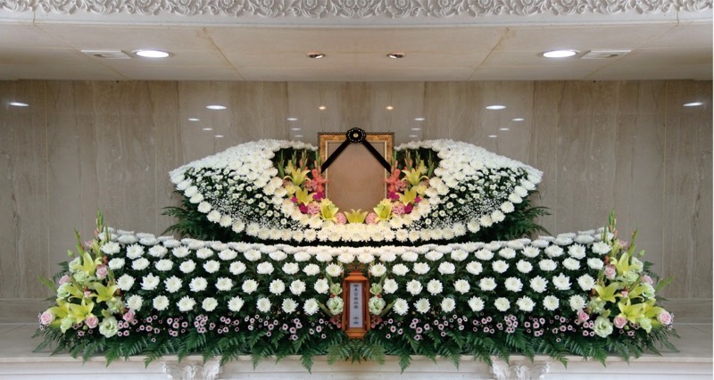 국화로 장식한 빈소 제단